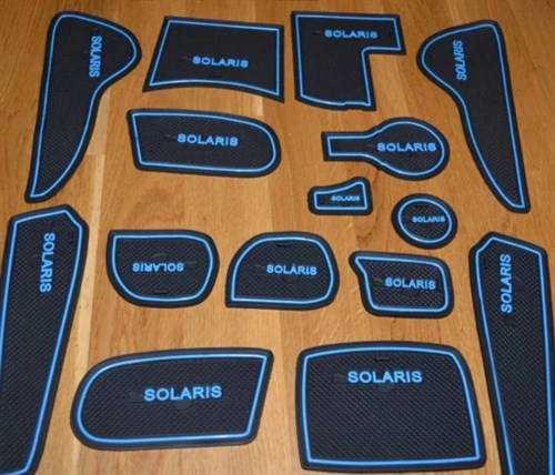 Силиконовые коврики на панель приборов Hyundai Solaris (2011-2014, дорестайлинг) - синие Sal-Man - фото 104603